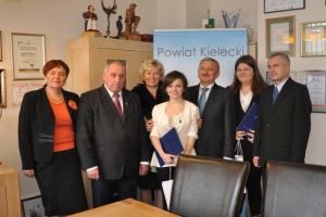 Śpiewająco promowały powiat !