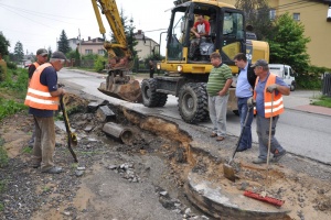 Zniszczone drogi w powiecie