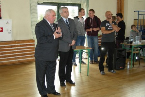 Zagrali w tenisa
