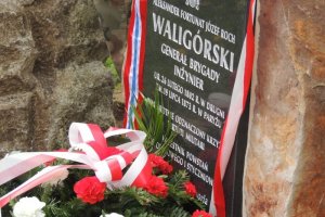 W hołdzie generałowi