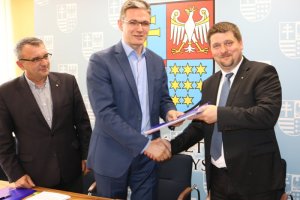 Umowy na budowę i modernizację dróg lokalnych podpisane