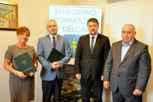 Dyrektorzy z przedłużonymi umowami