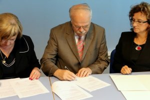Podpisano umowy na realizację „Programu rozwoju gminnej i powiatowej infrastruktury drogowej na lata 2016 - 2019”