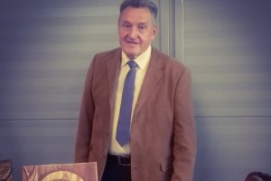 Rzeźbiarz, przed którym drewno nie ma tajemnic...