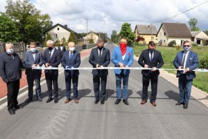 Droga w Nidzie z nową nawierzchnią i chodnikiem