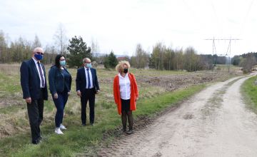 uczestnicy spotkania oglądają jedną z działek