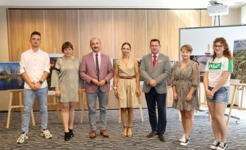 Członkowie Zarządu Powiatu w Kielcach - Mariusz Ściana i Cezary Majcher wręczyli nagrody zwycięzcom fotograficznego konkursu