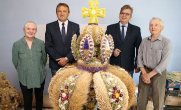 Starosta Kielecki Mirosław Gębski oraz wicestarosta Tomasz Pleban z gratulacjami u Józefy i Ireneusza Buckich. 
