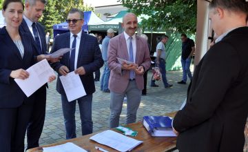 Targi otworzyli: wicestarosta kielecki Tomasz Pleban, członek Zarządu Powiatu w Kielcach Mariusz Ściana, zastępca dyrektora ds. Rynku Pracy Powiatowego Urzędu Pracy W Kielcach Magdalena Karwat-Kasińska i burmistrz Miasta i Gminy Chmielnik Paweł Wójcik.
