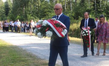 złożneienie wiązanki przed krzyżem
