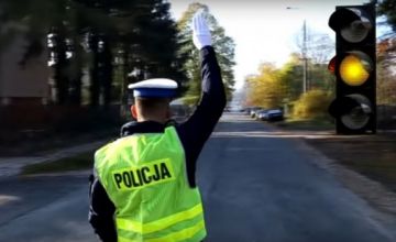 policjant na skrzyżowaniu