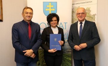 Starosta kielecki Mirosław Gębski i członek Zarządu Powiatu w Kielcach Stefan Bąk z panią Iwoną Kardaś 