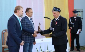 Od lewej Grzegorz Piwko, dyr. PUP w Kielcach, starosta kielecki Mirosław Gębski i prezes OSP Bobrza Rafał Banaś. 