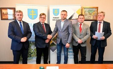 podpisanie umowy na drogi w Daleszycach