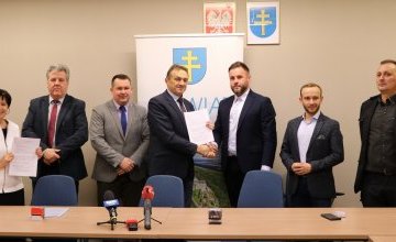 Podpisanie umowy na drogę w Bobrzy