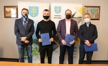podpisanie umów w starostwie