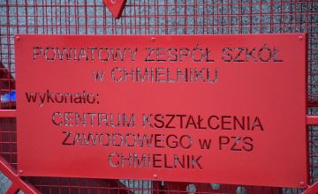 Serce na nakrętki wykonane przez uczniów Powiatowego Zespołu Szkół w Chmielniku.