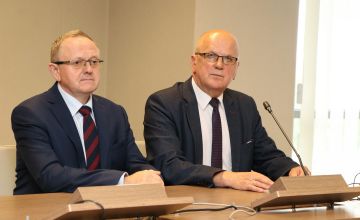 Od prawej: członek Zarządu Powiatu Stefan Bąk, dyrektor oddziału świętokrzyskiego PFRON Andrzej Michalski 