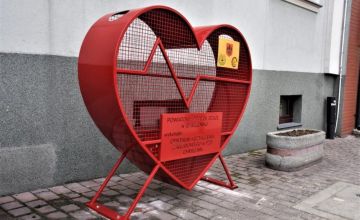 Serce na nakrętki wykonane przez uczniów Powiatowego Zespołu Szkół w Chmielniku