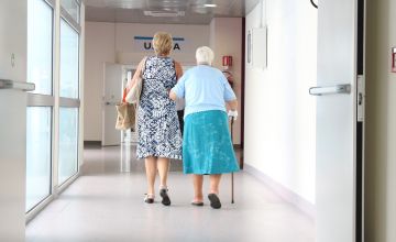 seniorki idące na badania