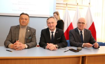 Starosta Mirosław Gębski, członek Zarządu Powiatu Stefan Bąk oraz wojewoda świętokrzyski Zbigniew Koniusz