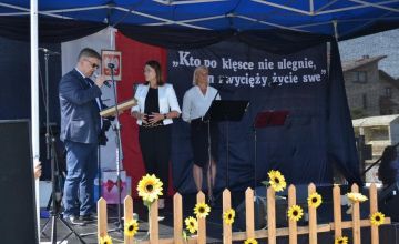 Szkoła w Marzyszu z Patronką i Sztandarem