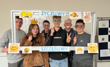 uczniowie z ozdobami na twarzach i w dłoniach podczas dnia życzliwości