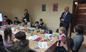 uczestnicy warsztatów w sali zajęć plastycznych 