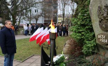 uroczystości przed pomnikiem 