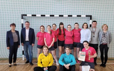 Uczennice z Zespołu Szkół Ponadpodstawowych w Nowinach na podium
