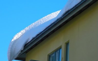 Strażacy apelują o odśnieżanie dachów