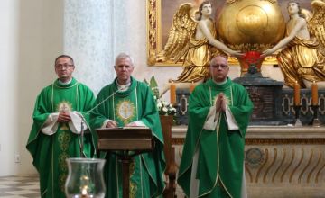 Ojciec Marian Puchała żegna się ze Św. Krzyżem