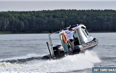 Policjanci patrolują kąpieliska