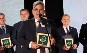Starosta Tomasz Pleban z Laurem Samorządowca