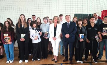 Początek wakacji dla 1300 uczniów powiatowych szkół