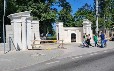 Zabytkowa brama w Łopusznie odzyskuje dawną świetność!