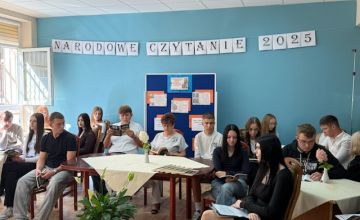 Głośne czytanie w Powiatowym Zespole Szkół w Chęcinach