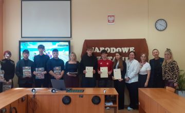 Głośne czytanie w Powiatowym Zespole Szkół w Chmielniku