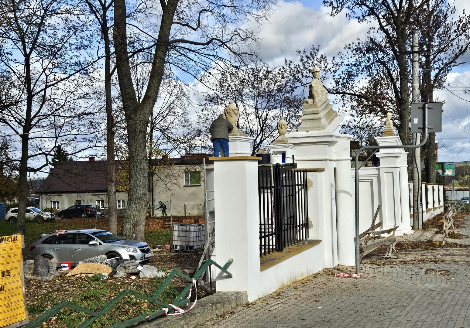 Renowacja zabytkowej bramy w Łopusznie