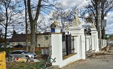 Zabytkowa brama w Łopusznie odzyskuje dawny blask