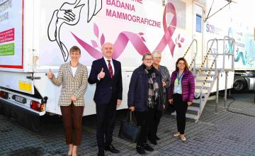 Mobilna klinika ŚCO przed Starostwem Powiatowym