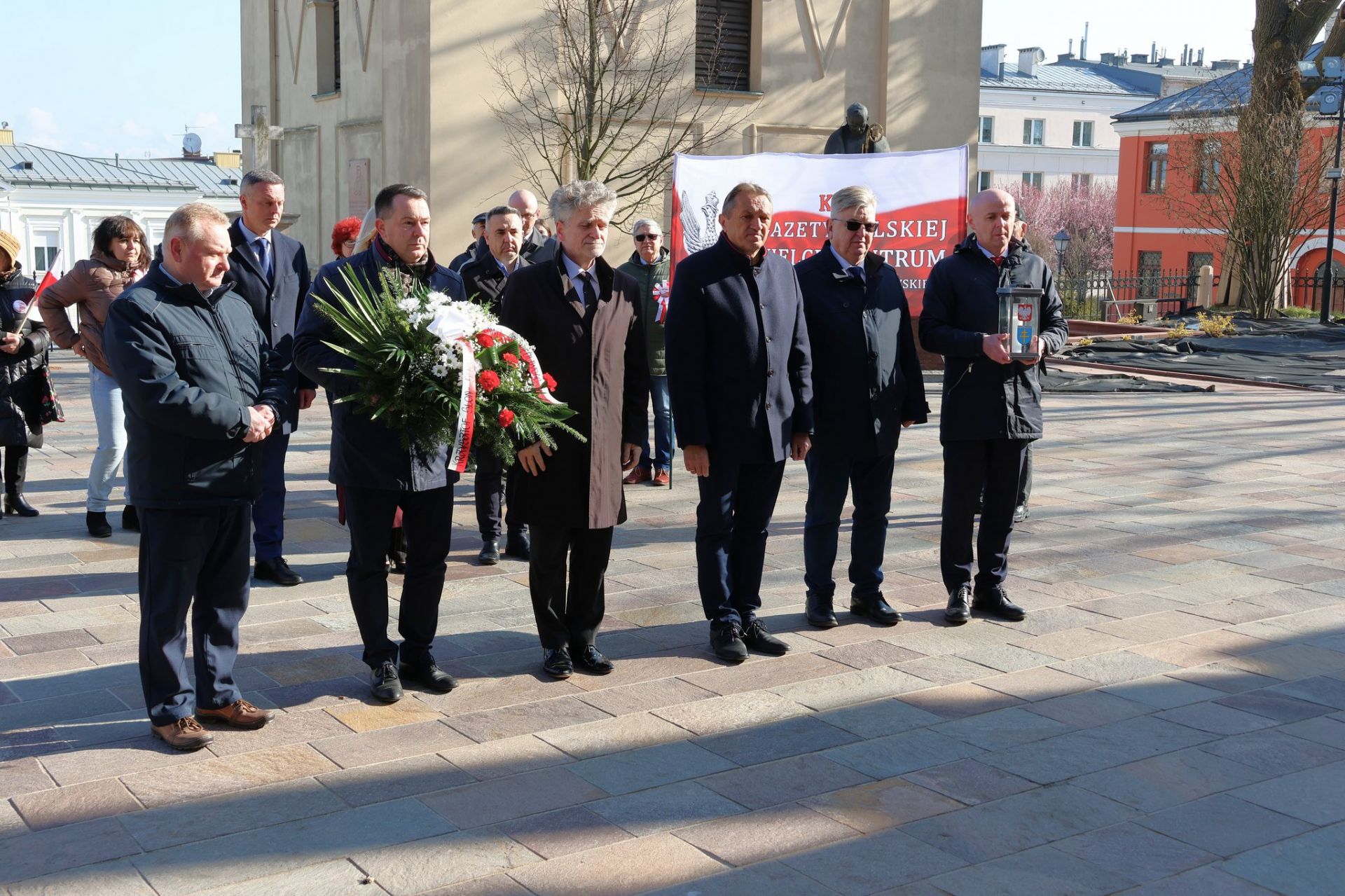 Zarząd Powiatu Kieleckiego oddał hołd w 16. rocznicę tragedii smoleńskiej