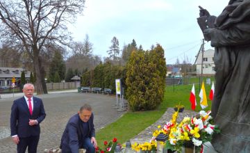 Mirosław Gębski złożył kwiaty przed pomnikiem Jana Pawła II