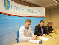 W imieniu Fundacji Przystanek Dziecko umowę podpisuje prezes Robert Woźniak