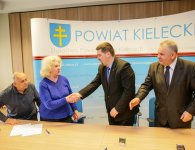 Umowę w imieniu Zrzeszenia Sportu i Rekreacji Start podpisują: prezes Bogumił Bujak, wiceprezes Maria Wojas
