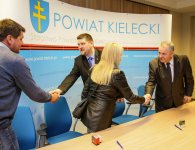 Prezes Grzegorz Skiba, wiceprezes Gabriela Wójcik reprezentujący Stowarzyszenie Przyjaciół Gminy Górno