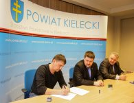W imieniu Stowarzyszenia Klub Sportowy Miedzianka umowę podpisuje prezes Andrzej Wiącek
