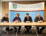 W imieniu Polskiego Towarzystwa Turystyczno - Krajoznawczego o. Świętokrzyski umowę podpisali prezes Marcin Marciniewski, skarbnik Robert Kulak