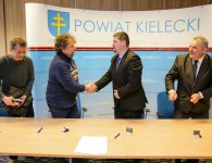 W imieniu Polskiego Towarzystwa Turystyczno - Krajoznawczego o. Świętokrzyski umowę podpisali prezes Marcin Marciniewski, skarbnik Robert Kulak