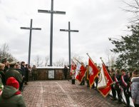 Obchody 77. rocznicy zbrodni katyńskiej przy pomniku Trzech Krzyży w Hucie Szklanej